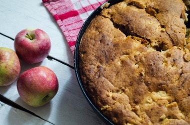 Ahşap arka planda elmalı turta