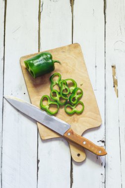 Ahşap masa üzerine dilimlenmiş biber fotoğraf