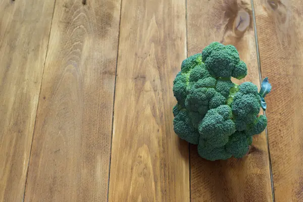 Brokoli di meja kayu — Stok Foto