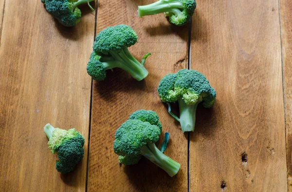 Broccoli proaspăt organic pe un fundal din lemn — Fotografie, imagine de stoc