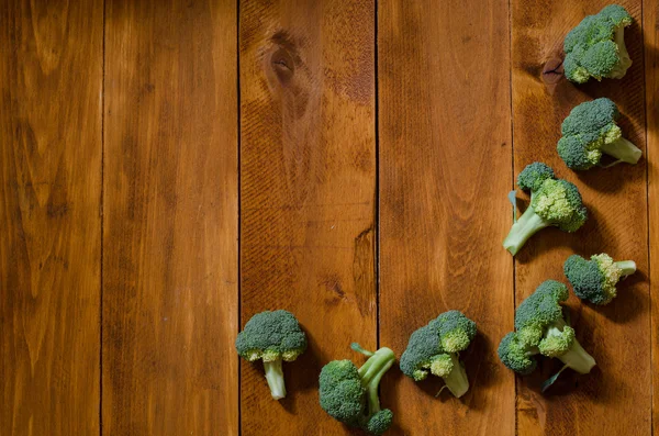 Brokoli organik segar pada latar belakang kayu — Stok Foto