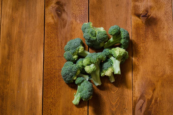 Fresh organic broccoli on a wooden background — Stock Photo, Image