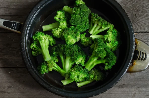 Bir tavada brokoli — Stok fotoğraf