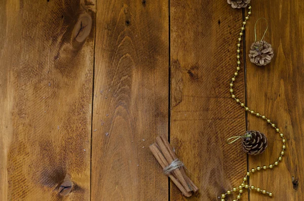 Alguns paus de canela amarrados com uma corda natural na mesa de madeira . — Fotografia de Stock