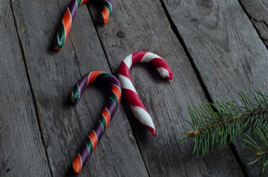 Ahşap arka plan üzerinde üç baston şekerler.