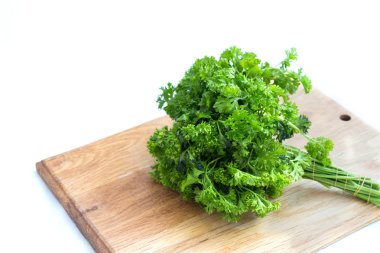 Tahta kesme tahtasında taze maydanoz