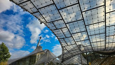 Münih, Almanya. 27 Eylül 2025. Olympia Stadyumu 'nun manzarası. Olympic Park 1972 Yaz Olimpiyatları için inşa edildi..