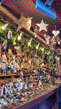 Almanya 'nın Münih kentindeki geleneksel sokak pazarında Noel süsleri ve süslemeleri