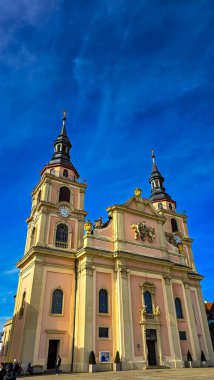 Ludwigsburg, Baden-Wurttemberg, Almanya - 2 Mart 2025. Güneşli bir günde Stadtkirche Ludwigsburg Barok Protestan Kilisesi manzarası.