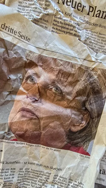 Uberlingen, Almanya - 02 Kasım 2025. 2012 yılında buruşmuş bir gazetede yer alan eski Almanya Başbakanı Angela Merkel 'in fotoğrafı.