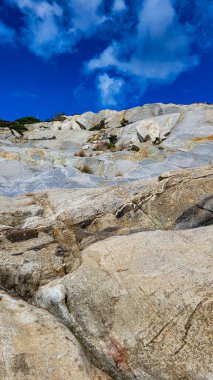 Akdeniz adası Elba 'nın granit ve taşlarından dağ oluşumlarının görüntüsü. Taşlarda hayat.