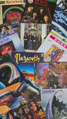 Uberlingen, Almanya - 18 Ağustos 2025. Dünyaca ünlü rock gruplarından kolları olan eski LP plak koleksiyonunun en üst görüntüsü.