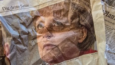 Uberlingen, Almanya - 02 Kasım 2025. Eski Almanya Başbakanı Angela Merkel 'in 2012' den kalma buruşuk bir gazetedeki fotoğrafı..