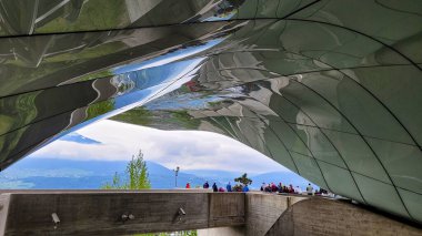 Innsbruck, Avusturya - 18 Mayıs 2023. Hungerburgbahn Melez Füniküler Tren İstasyonu. Arka planda Alplerin karla kaplı zirveleri var. Zaha Hadid Mimarlar.