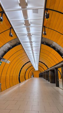 Münih, Bavyera, Almanya - 28 Eylül 2025. Marienplatz metro istasyonu manzarası.