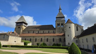 Chambon-sur-Voueize, Creuse Departmanı, Fransa - 29 Mayıs 2025. Ortaçağ manastırı Sainte-Valerie. Romanesk bir kilisesi ve yeşil bir açık hava parkı var..