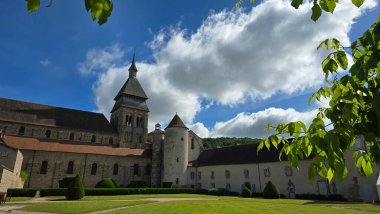Chambon-sur-Voueize, Creuse Departmanı, Fransa - 29 Mayıs 2025. Ortaçağ manastırı Sainte-Valerie. Romanesk kilisesi, açık hava parkı ve yeşil ağaçları var..