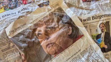 Uberlingen, Almanya - 02 Kasım 2025. Eski Almanya Başbakanı Angela Merkel 'in 2012 yılında buruşmuş Alman gazetesindeki fotoğrafı.