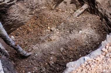 Yerdeki gaz borusu. Eve giriyoruz..