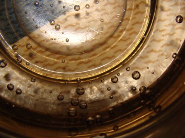 Ev yemeklerini ev yemeği tabağındaki sahanda yumurtalara odaklanarak yakından izlemek.