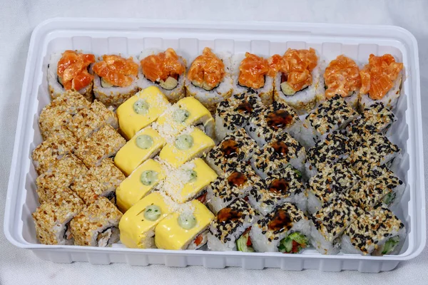 Sushi and rolls home delivery. Krpny plan. Sesame, salmon, cheese. — Stock Photo, Image