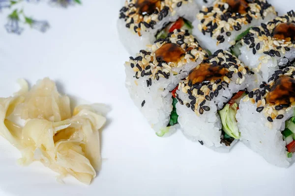 Sushi und Brötchen nach Hause liefern. Krpny-Plan. Sesam, Lachs, Käse. — Stockfoto