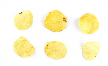 beyaz üzerine patates cipsi