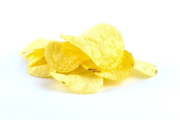 Kartoffelchips auf weiß — Stockfoto