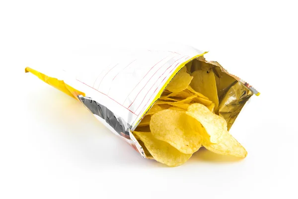 Haufen Kartoffelchips auf weiß — Stockfoto