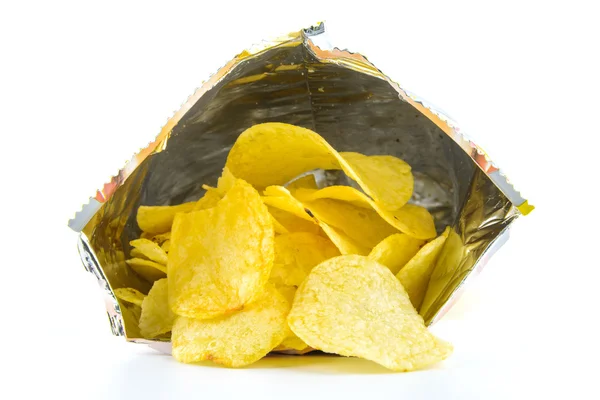 Kupie chipsy ziemniaczane na biały — Zdjęcie stockowe