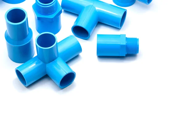Conexiones de tubería de PVC y clip de tubería aislado — Foto de Stock