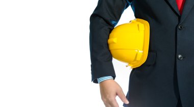 izole kask tutan takım elbiseli mühendisi