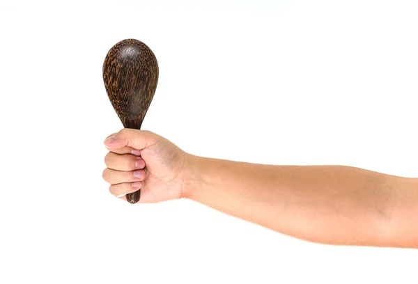 Χέρι που κρατά ένα ξύλινο κουζίνα κουτάλι για το ανακάτεμα και γευσιγνωσία foo — Φωτογραφία Αρχείου