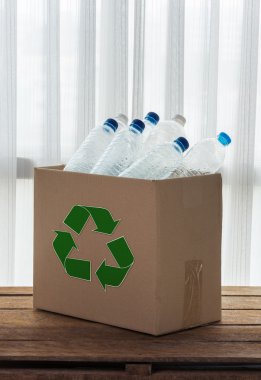 Geri dönüşüm kutusunu şeffaf plastik kapları ile dolu