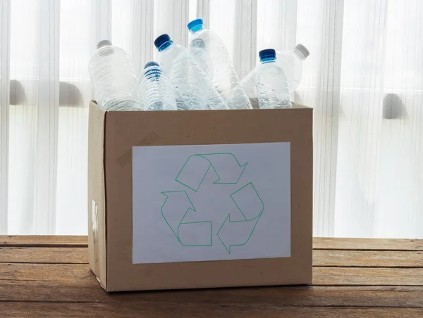 Återvinning låda fylld med klar plast behållare — Stockfoto