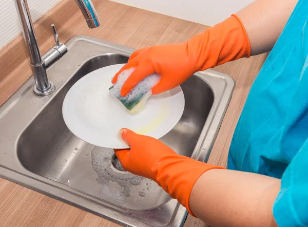 Zblízka do rukou člověka, mytí nádobí — Stock fotografie