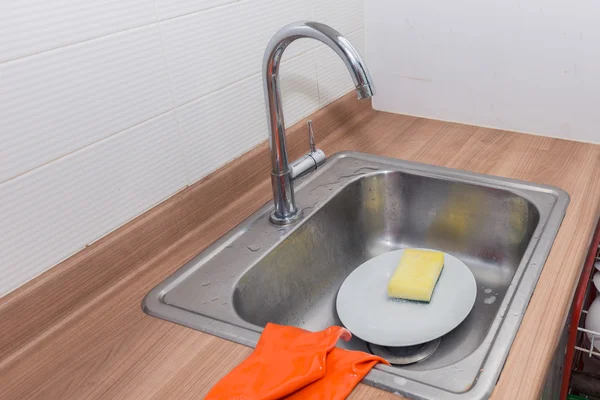 Deterjan, eldiven ile tabak yıkama — Stok fotoğraf