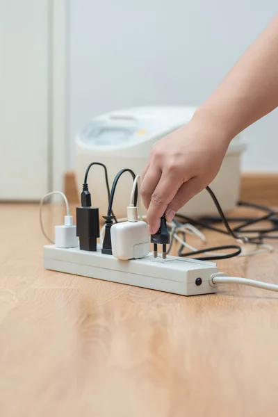 Hombre desenchufe desenchufado para ahorrar energía — Foto de Stock