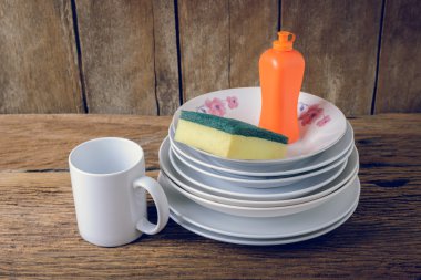 boş temiz tabak ve bardak sıvı, bulaşık süngerleri ile