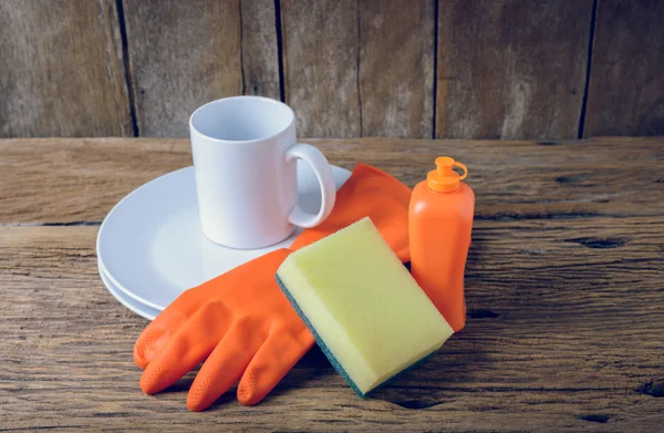 Empty clean plates and cup with dishwashing liquid, sponges, rub — Stock Photo, Image