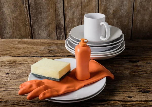 Lege schone platen en cup met afwasmiddel, sponzen, wrijven — Stockfoto