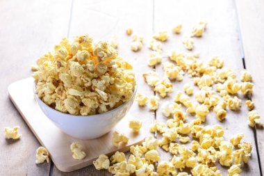 ahşap masa, seçici odak üzerinde patlamış mısır kase