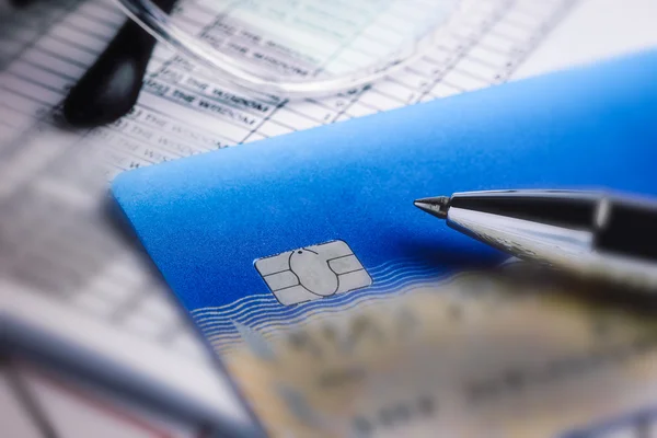 Πιστωτικές κάρτες με τις δηλώσεις της πιστωτικής κάρτας, λογαριασμό, στυλό, αριθμομηχανή — Φωτογραφία Αρχείου