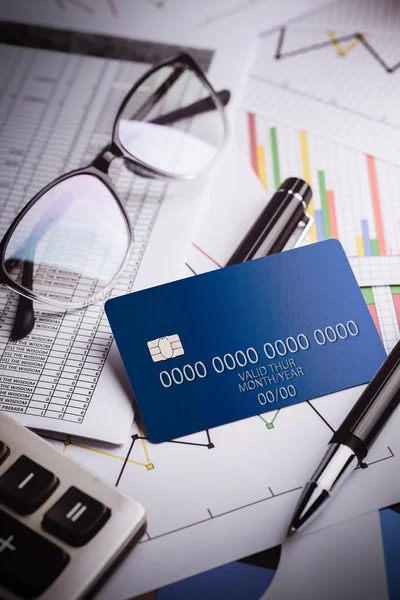Πιστωτικές κάρτες με τις δηλώσεις της πιστωτικής κάρτας, λογαριασμό, στυλό, αριθμομηχανή — Φωτογραφία Αρχείου