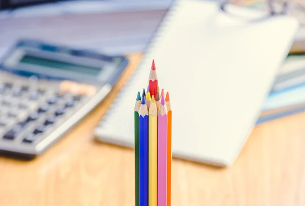 Crayon rouge se détachant d'un tas de crayons de couleur — Photo