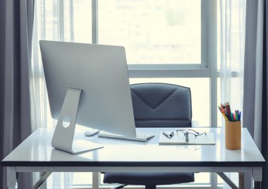 Ofis Masası ile masaüstü bilgisayar, kahve ve office eş fincan