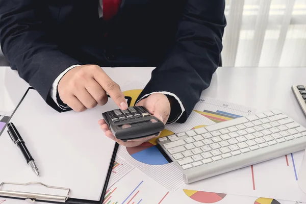 Archivos y carpetas y hombre de negocios — Foto de Stock