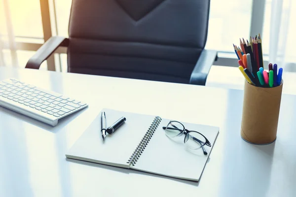 Lugar de trabajo con ordenador en la habitación — Foto de Stock