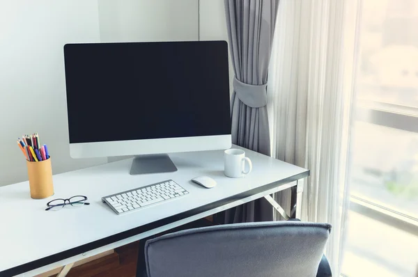 Ordinateur de bureau vierge avec clavier, journal et autres accessoires — Photo