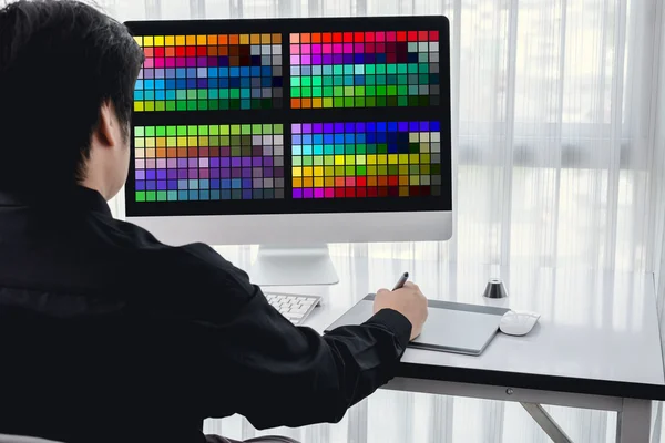 Porträt eines jungen männlichen Designers, der freiberuflich mit Farben arbeitet — Stockfoto